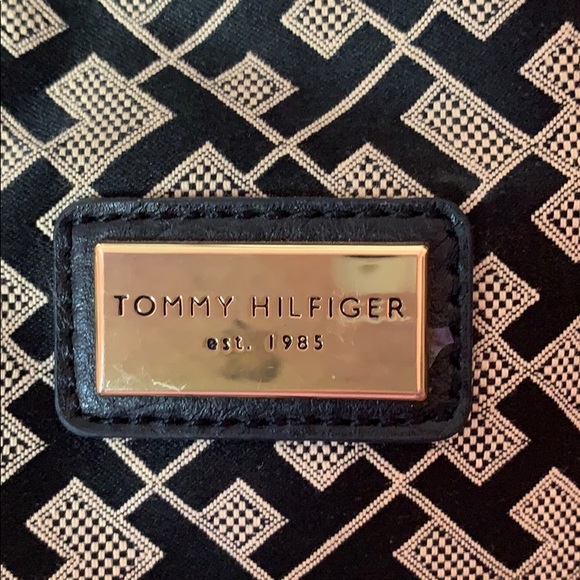 🍂Tommy Hilfiger Handbag🍂 - Picture 2 of 8